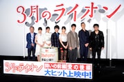「3月のライオン」後編の初日舞台挨拶にて、左から前田吟、清原果耶、倉科カナ、神木隆之介、有村架純、加瀬亮、伊勢谷友介、大友啓史。