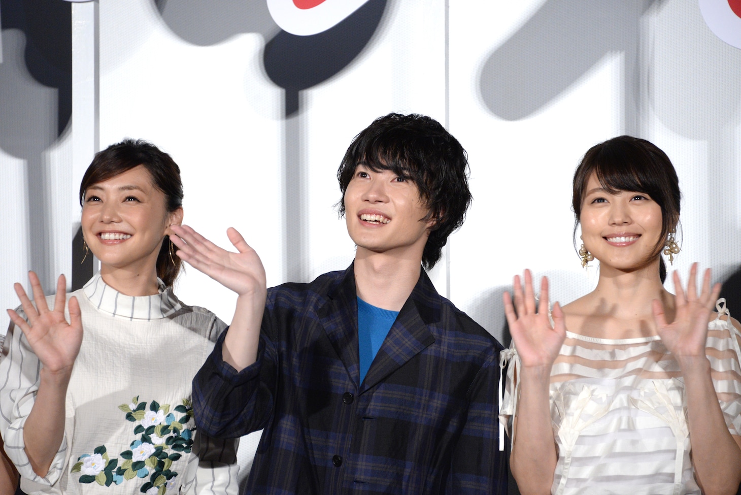 左から倉科カナ、神木隆之介、有村架純。