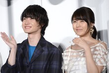 客席へ向けて投げキスをする神木隆之介（左）と、照れてしまう有村架純（右）。