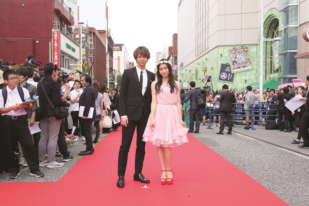 4月23日の沖縄国際映画祭レッドカーペットイベントの様子。左から片寄涼太（GENERATIONS from EXILE TRIBE）、土屋太鳳。