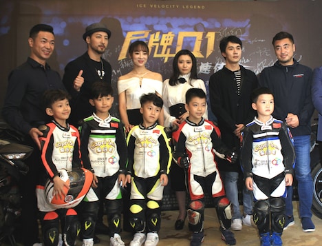 「尾牌Q1」制作記者会見の様子。後列左から李松澤、葉山豪、童苡萱、後藤郁、于效辰、スタントマンの高橋幸司。