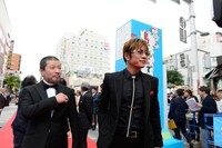 左から木村祐一、GACKT。(c)2009-2017 沖縄国際映画祭／よしもとラフ&ピース