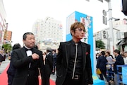 左から木村祐一、GACKT。(c)2009-2017 沖縄国際映画祭/よしもとラフ&ピース