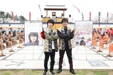 左から神木隆之介、大友啓史。