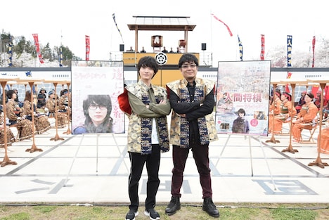 左から神木隆之介、大友啓史。