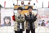 左から神木隆之介、大友啓史。