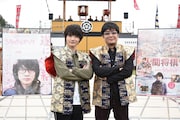 左から神木隆之介、大友啓史。