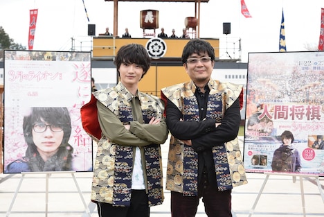 左から神木隆之介、大友啓史。