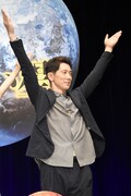 火星人ポーズを取る佐々木蔵之介。