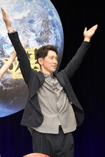 火星人ポーズを取る佐々木蔵之介。