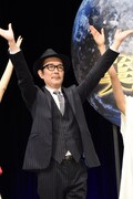 火星人ポーズを取るリリー・フランキー。