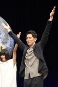 火星人ポーズを取る佐々木蔵之介。