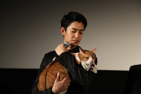 大野拓朗と猫の金時。 (c)2017Nekonin　Production Committee