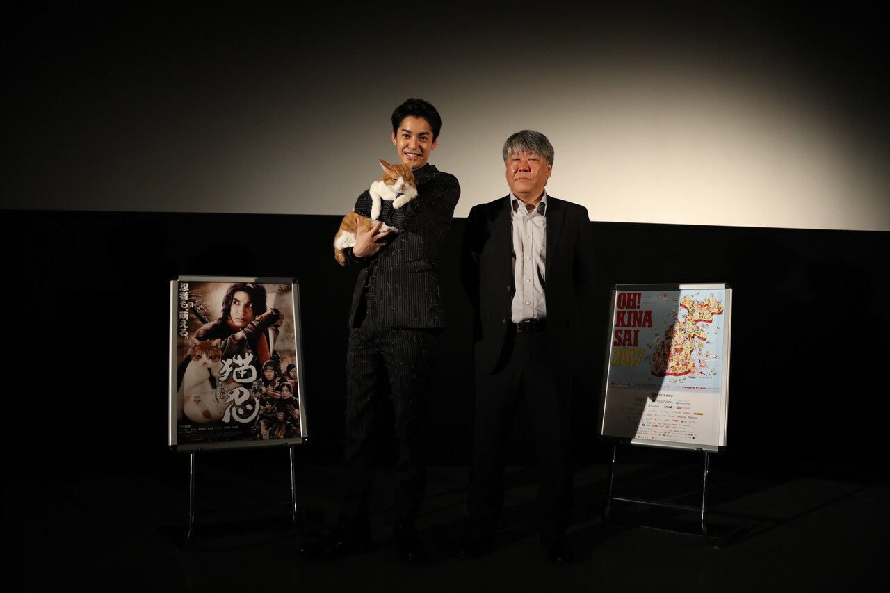 「猫忍」舞台挨拶の様子。金時を抱える大野拓朗（左）と渡辺武（右）。(c)2017Nekonin　Production Committee
