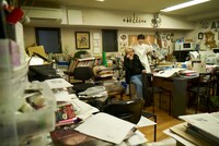 「創作あーちすと NON」より、のんが宇野亞喜良のアトリエを訪ねたときの様子。