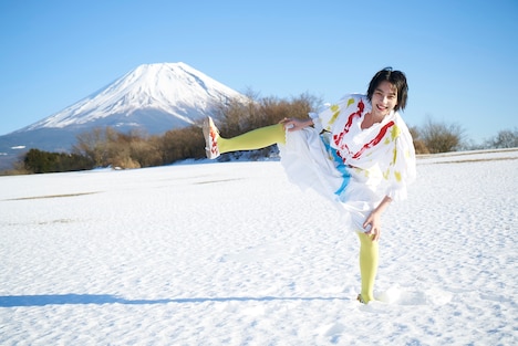 「創作あーちすと NON」より、「模索中」を着て四股を踏むのん。後ろは富士山。