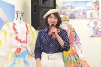 自身が制作したオリジナルドレスの前に立つのん。