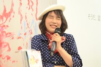 モノマネのレパートリーを思い出そうとするのん。