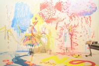 「雷」のパネル写真。ドレスは左から「猪突猛進」「模索中」「刺激」と名付けられた。