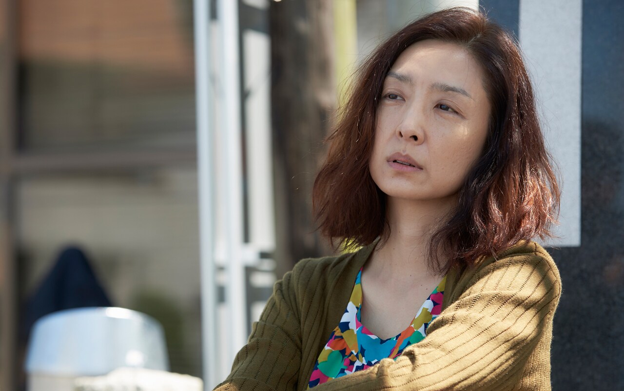 「月と雷」より、智の母親・東原直子役で出演する草刈民代。