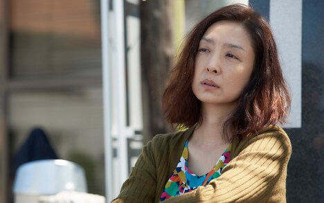 「月と雷」より、智の母親・東原直子役で出演する草刈民代。