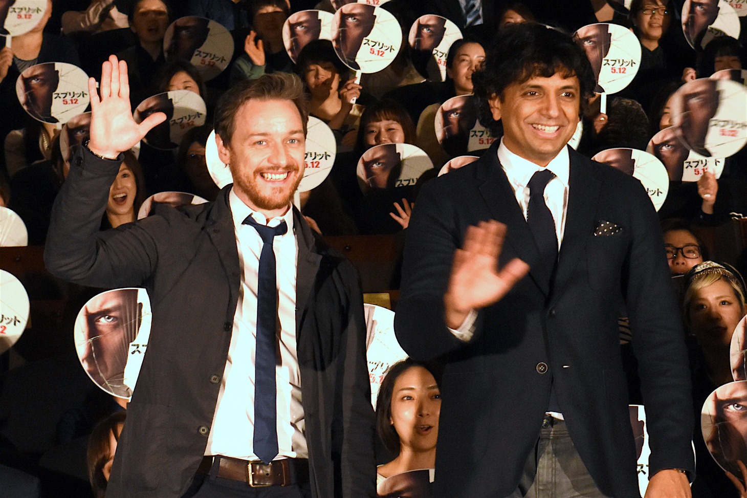 左からジェームズ・マカヴォイ、M・ナイト・シャマラン。