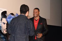 辻本貴則（左）に花束を渡すダンテ・カーヴァー（右）。