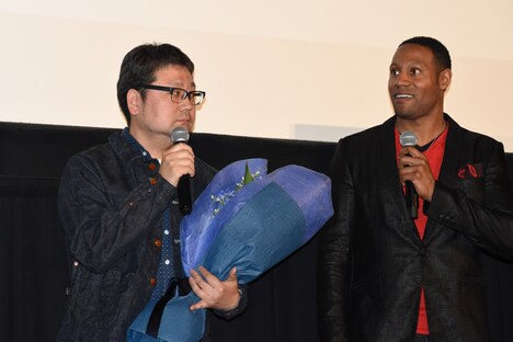 左から辻本貴則、ダンテ・カーヴァー。