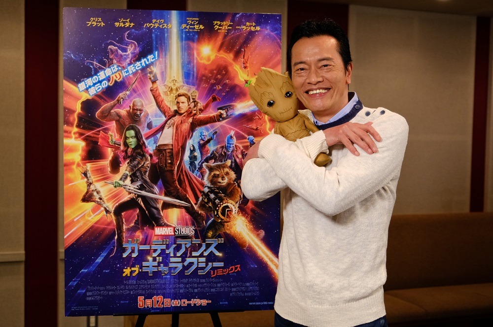 ベビー・グルートの人形を抱きしめる遠藤憲一。