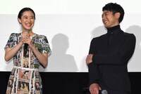 左から蒼井優、妻夫木聡。