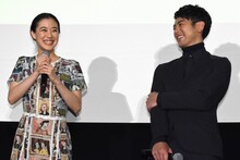 左から蒼井優、妻夫木聡。