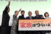 「あの光っているところがムービーカメラ」と手を振る場所を確認する登壇者たち。