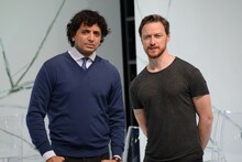 左からM・ナイト・シャマラン、ジェームズ・マカヴォイ。