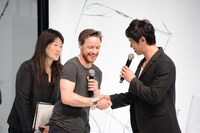 庄司智春（右）と握手するジェームズ・マカヴォイ（左）。