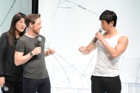 庄司智春（右）の筋肉に興味津々なジェームズ・マカヴォイ（左）。