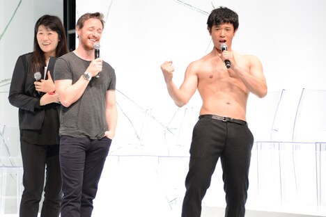 庄司智春(右)のギャグに爆笑するジェームズ・マカヴォイ(左)。