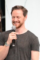 庄司智春のギャグに爆笑するジェームズ・マカヴォイ。