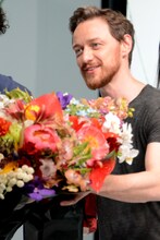 花束を受け取るジェームズ・マカヴォイ。