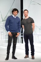 左からM・ナイト・シャマラン、ジェームズ・マカヴォイ。