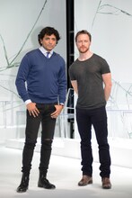 左からM・ナイト・シャマラン、ジェームズ・マカヴォイ。