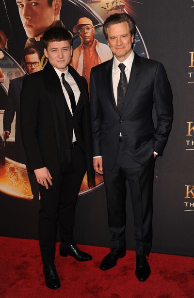 左からタロン・エジャトン、コリン・ファース。（写真提供：Everett / Photoshot / ゼータ イメージ）