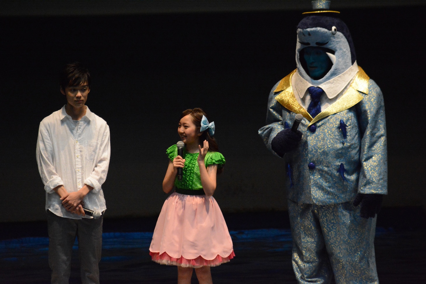 「夜明け告げるルーのうた」大ヒット祈願イベントの様子。左から下田翔大、谷花音、篠原信一。