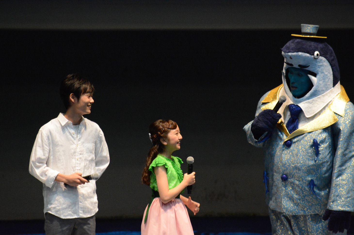 「夜明け告げるルーのうた」大ヒット祈願イベントの様子。左から下田翔大、谷花音、篠原信一。