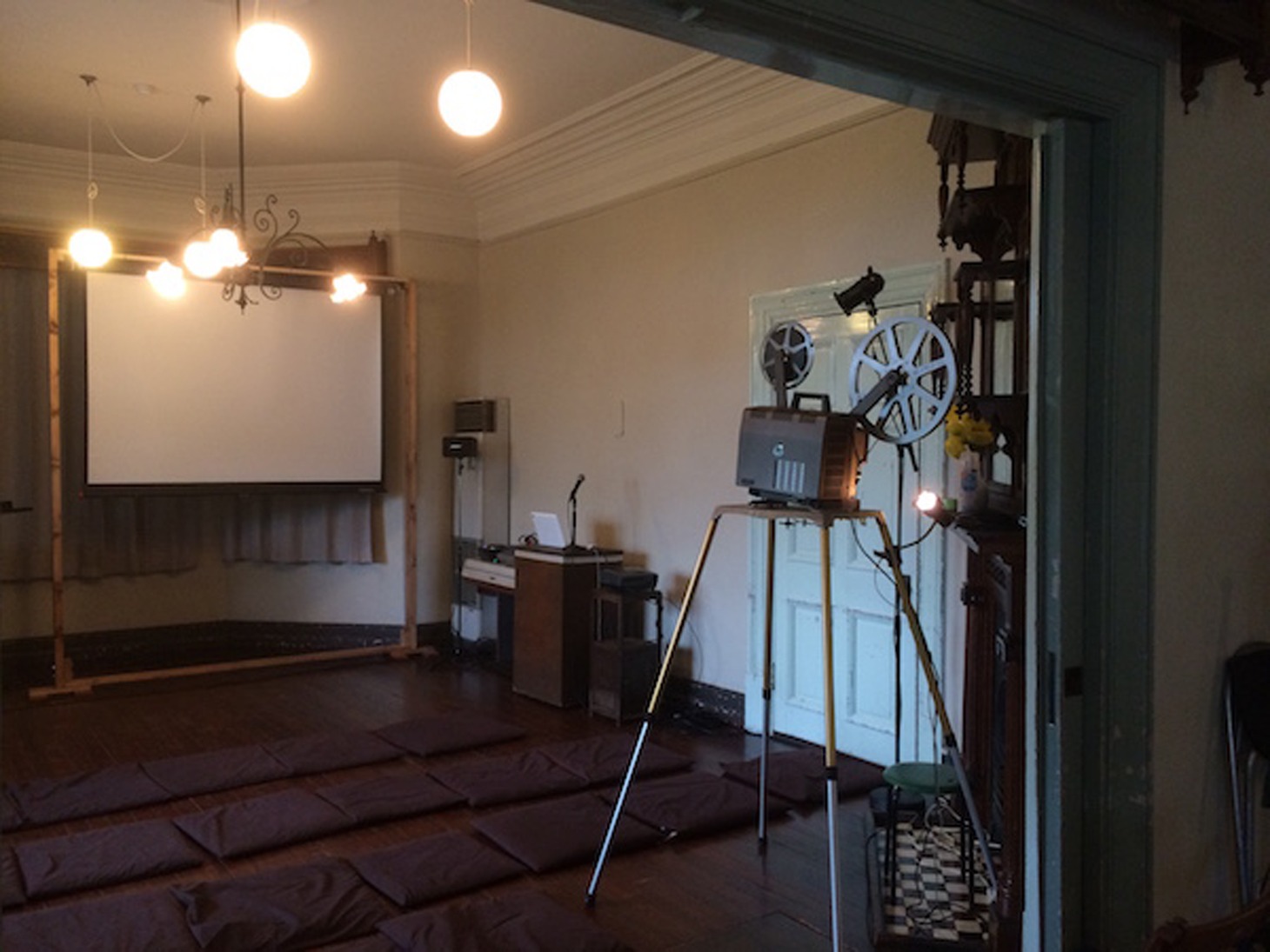 旧グッゲンハイム邸での鑑賞会の様子。