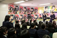 母校・池田高校の生徒会長と会話を交わす菅田将暉（右奥）。