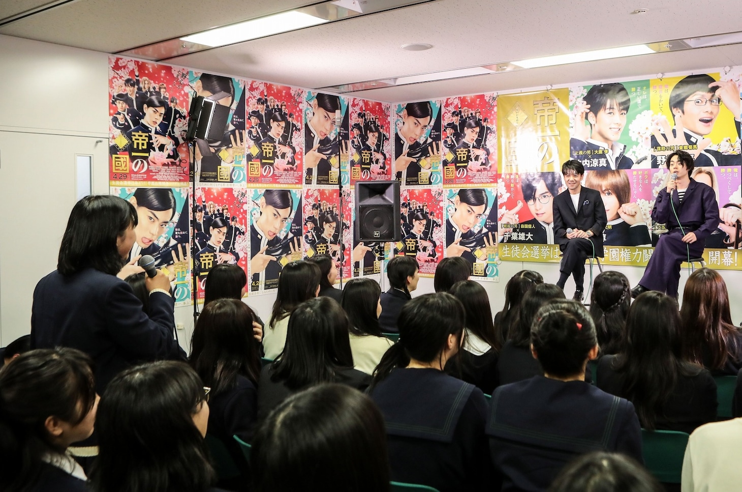 母校・池田高校の生徒会長と会話を交わす菅田将暉（右奥）。