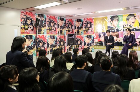 母校・池田高校の生徒会長と会話を交わす菅田将暉（右奥）。