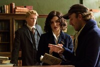 「光をくれた人」メイキング風景。レイチェル・ワイズ（中央）とデレク・シアンフランス（右）。