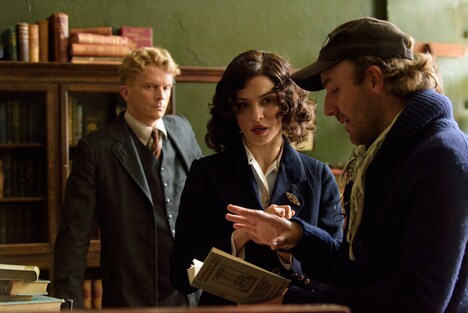 「光をくれた人」メイキング風景。レイチェル・ワイズ（中央）とデレク・シアンフランス（右）。