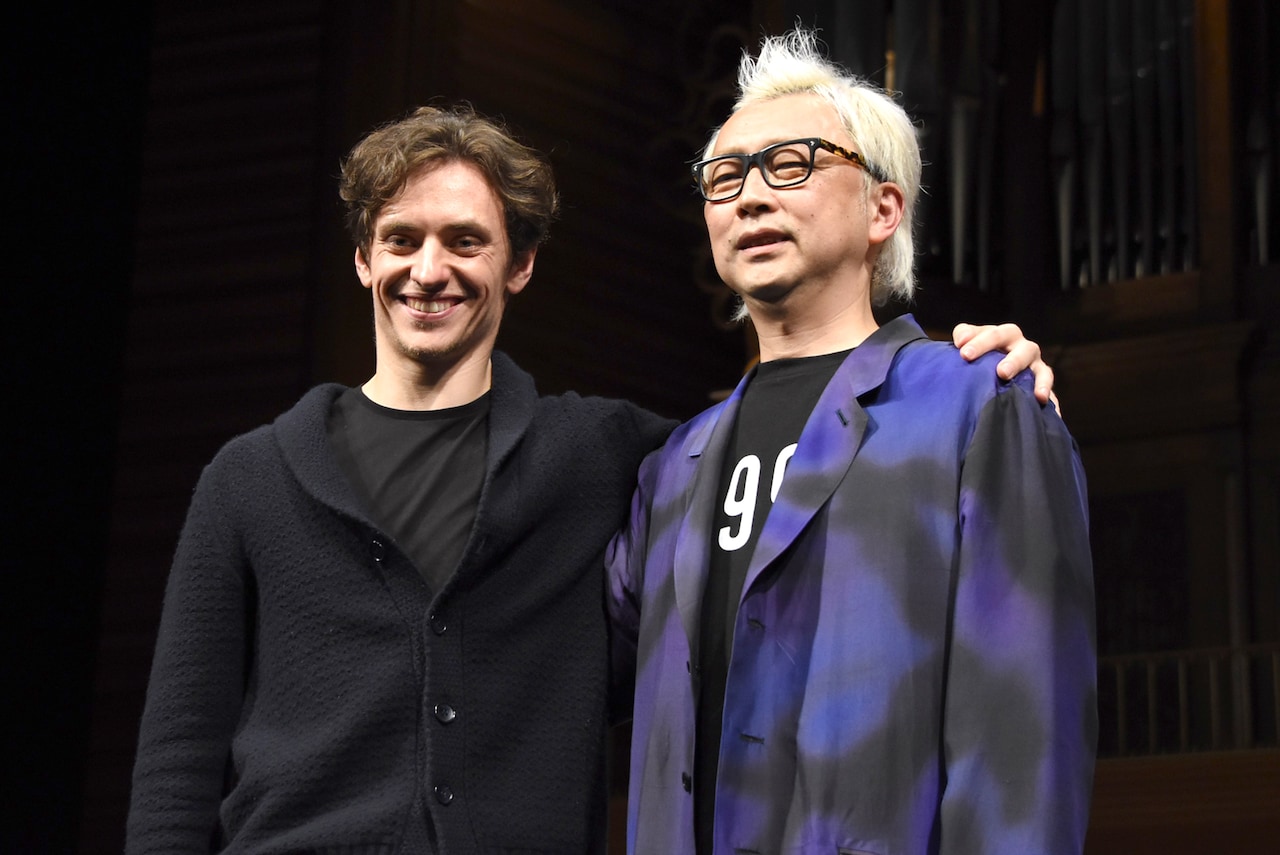 「ダンサー、セルゲイ・ポルーニン 世界一優雅な野獣」ライブプレミアイベントの様子。左からセルゲイ・ポルーニン、箭内道彦。
